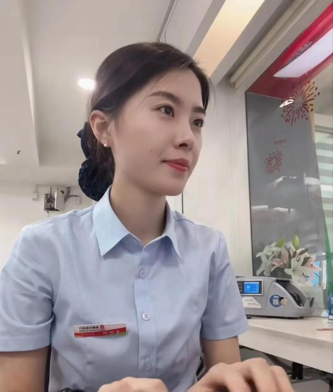 这位银行小姐姐，着实让人眼前一亮。没有妖娆的姿态，不见刻意的做作。一袭简