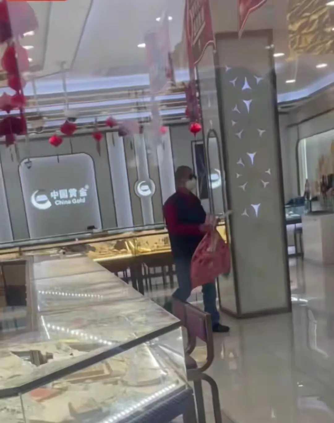 上海“佛系抢金案”背后：37岁男子砸柜不抢，出租屋半袋过期馒头道尽绝境10