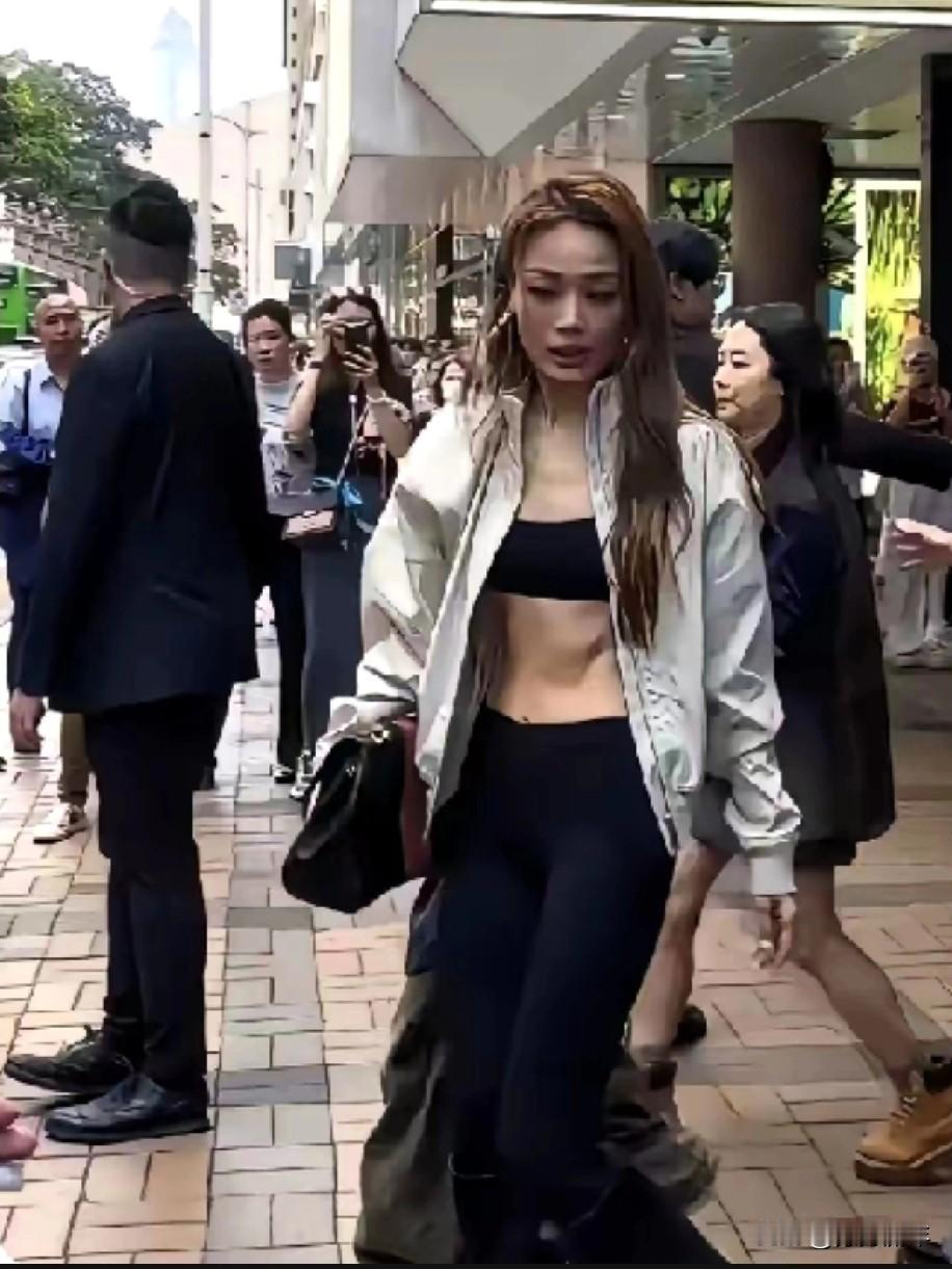 容祖儿走在香港街头，看上去比普通人还普通。然而，她身为英皇娱乐的当家花旦，拥有较