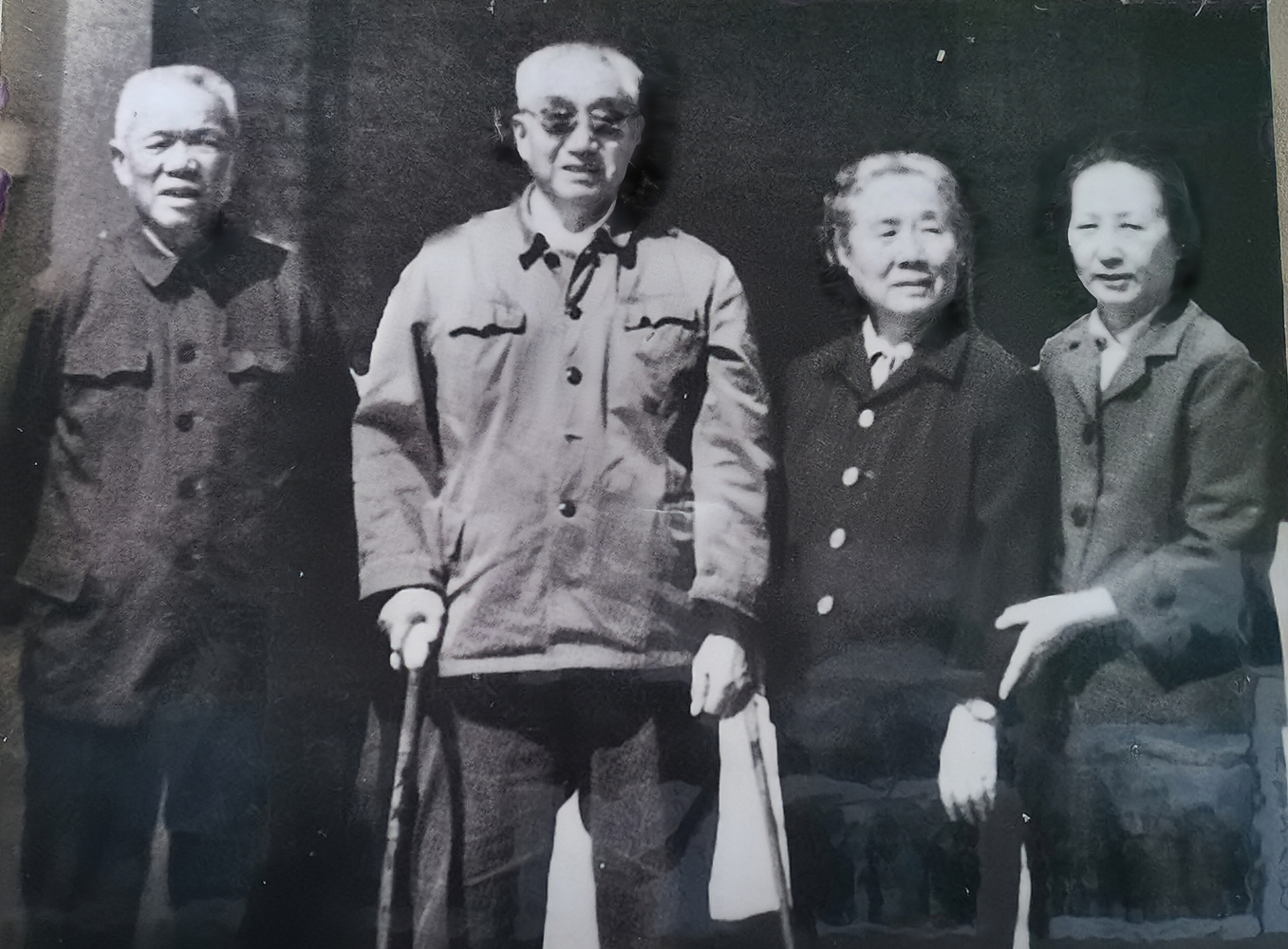 1967年，韩先楚进京开会，专门去看望了老首长徐向前元帅，抱怨地说，老首长我对您