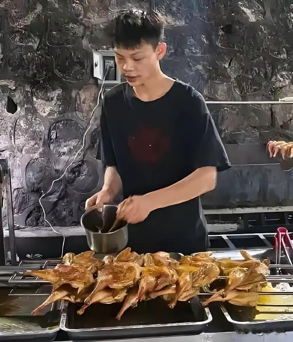 都说少年烤鸡小陈要凉了，放肉宝王。但直播看到，还是人山人海去他店里。放肉宝王