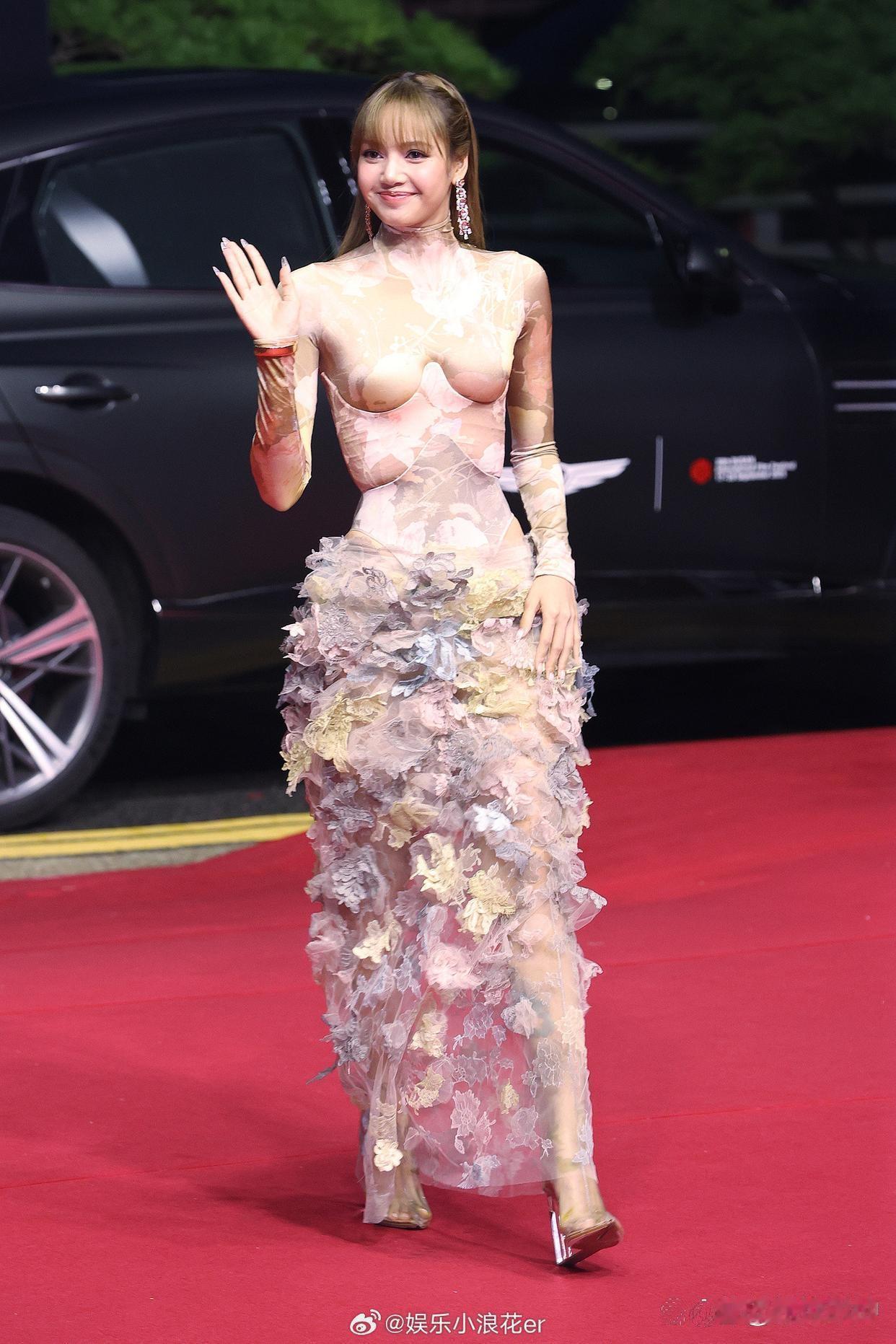 视觉中国拍的Lisa穿繁花紧身长裙照