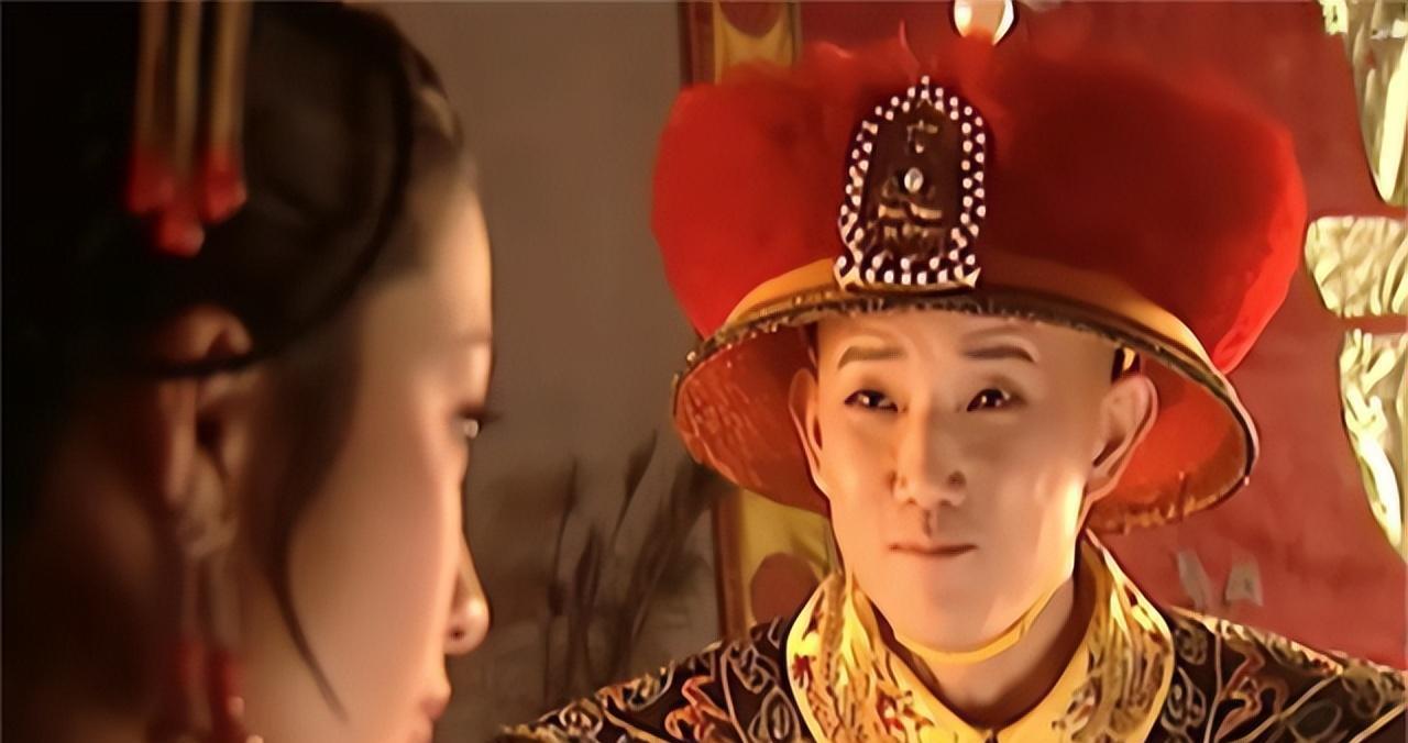 1665年，康熙和索尼的孙女赫舍里氏大婚。当康熙掀开红盖头，看到那张娇羞美丽的脸