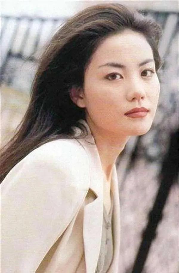 王菲现身阿那亚即日，王菲低调现身阿那亚虾米音乐节现场，携小女