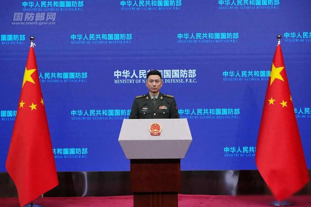 新兵镜头火了，全网猜他是核航母舰长，其实没人知道他是谁4月30日，国防部举行