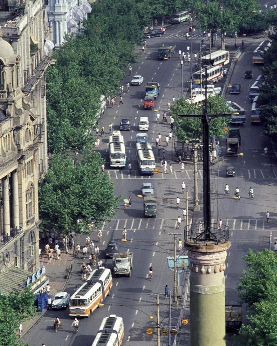 1985年，俯瞰上海外滩中山东路。摄影曾湘敏老上海​​​