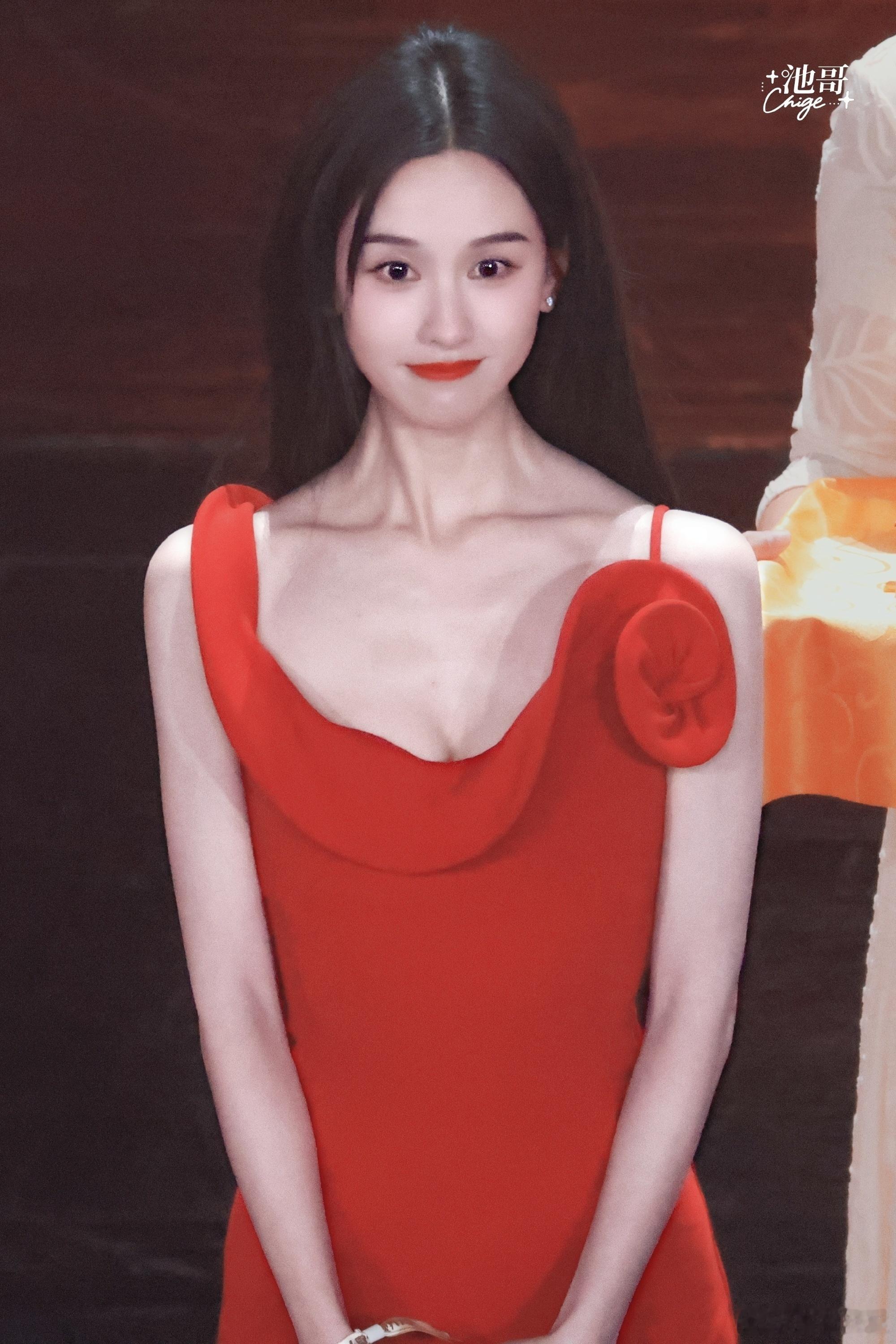 发一组红嘟嘟的陈都灵，庆祝这个伟大的日子；愿山河锦绣，祖国繁荣富强❤️