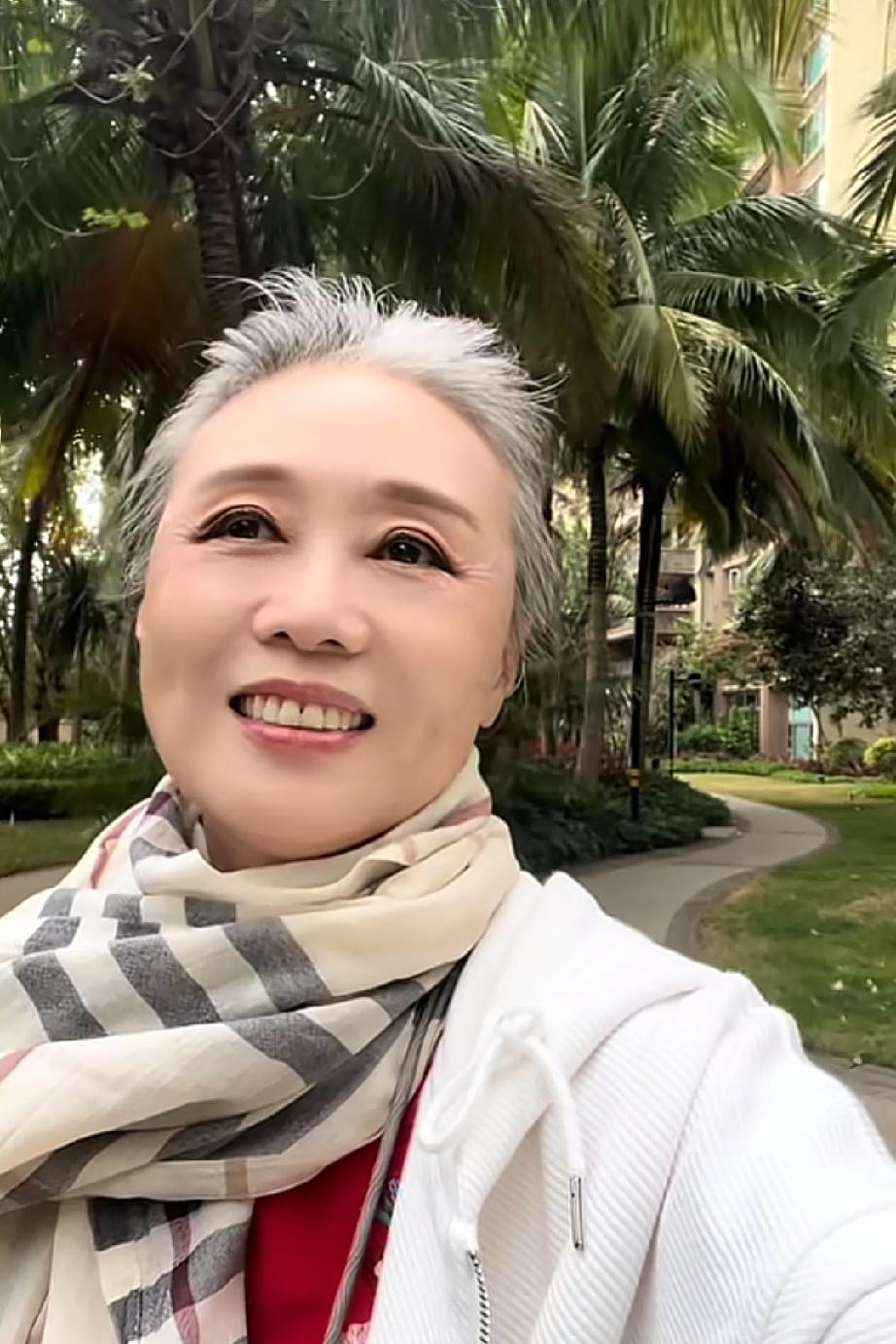 黄梅名家吴琼说现在她真的挺为难的，因为自她发了白发照后，老公阮巡颇有微词，他看到