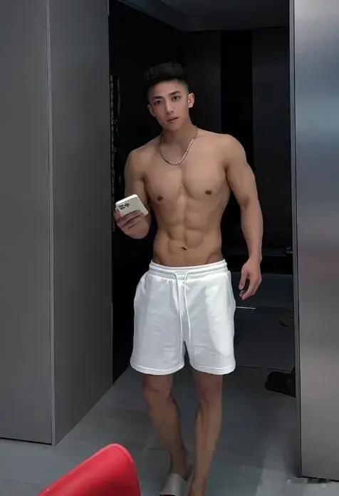 33岁人类高质量多边形战士”健身服下藏声优,腹肌人鱼线会唱歌!