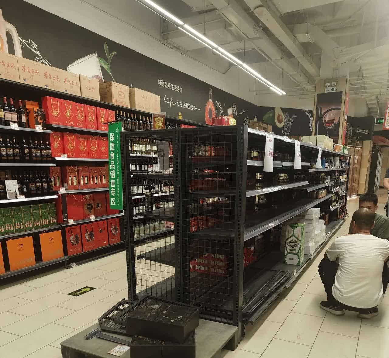 超市撤店北京很多超市连锁都在陆续撤店，经济不景气，网购冲击的实体店，很多人都