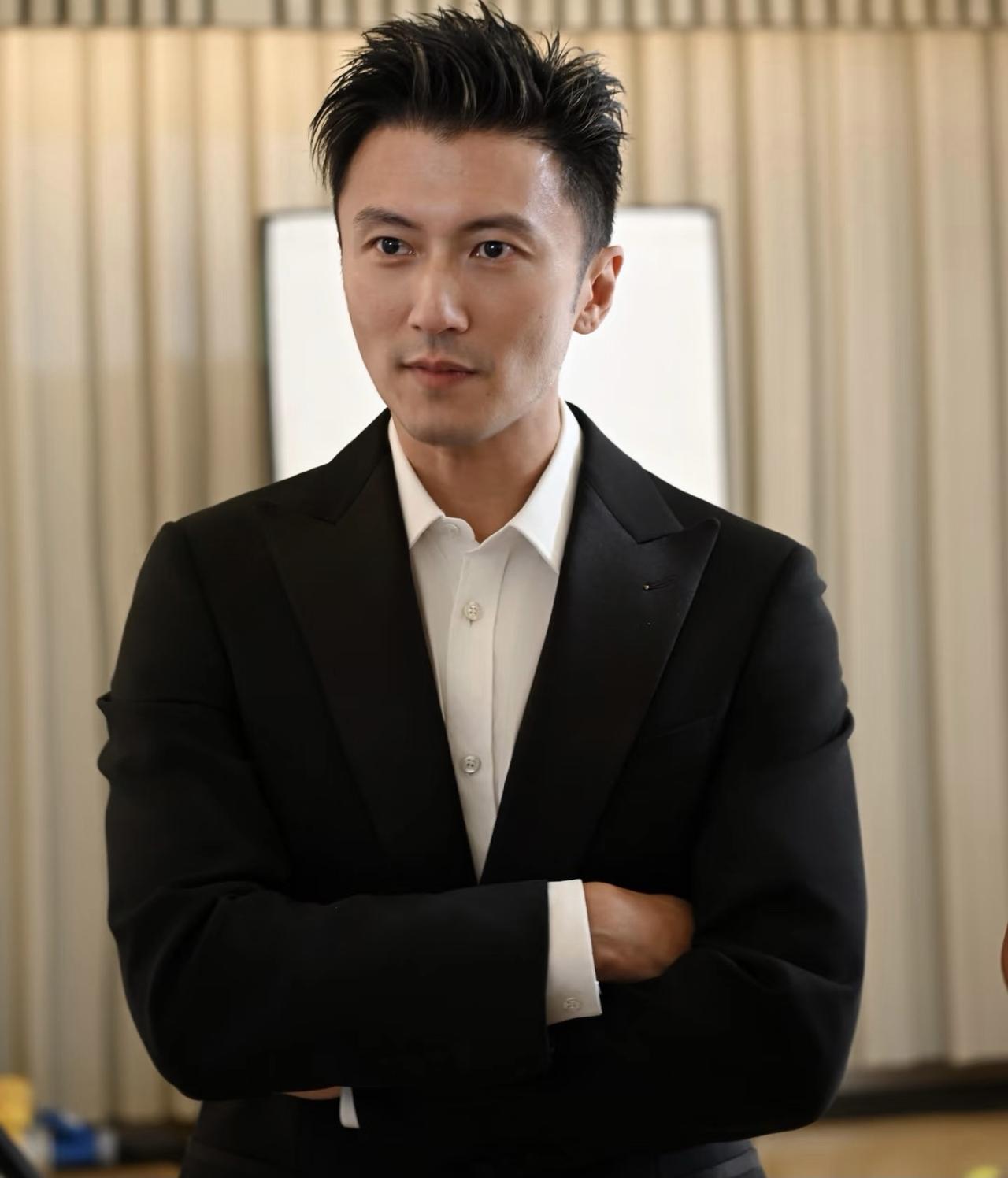 谢霆锋估计现在也很糟心，不是因为公司英皇欠了很多债，也不是因为和王菲的感