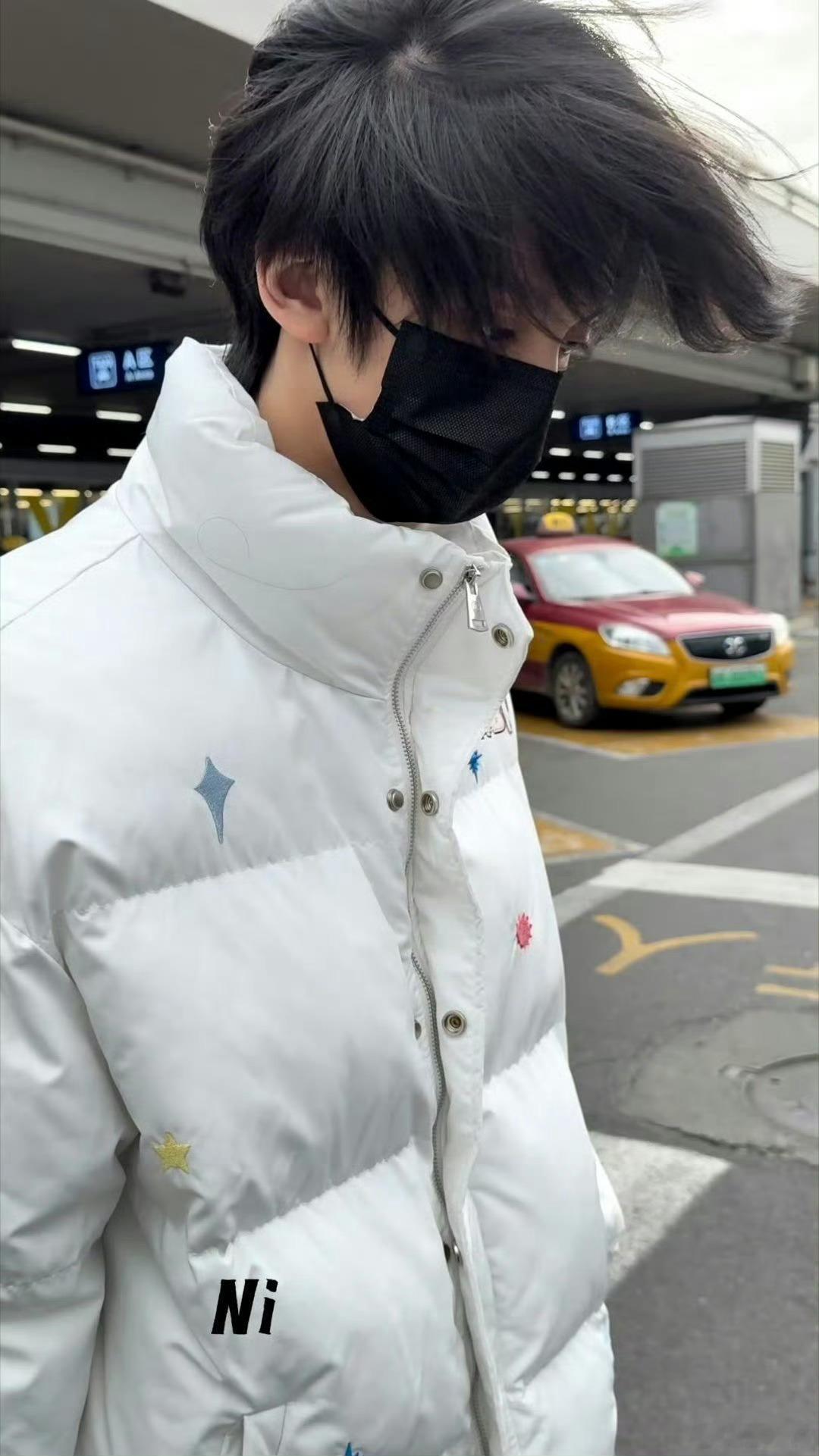 左航是头发很细软所以看起来就稍微显少，其实你们仔细点可以看到他除了发际线有一点高