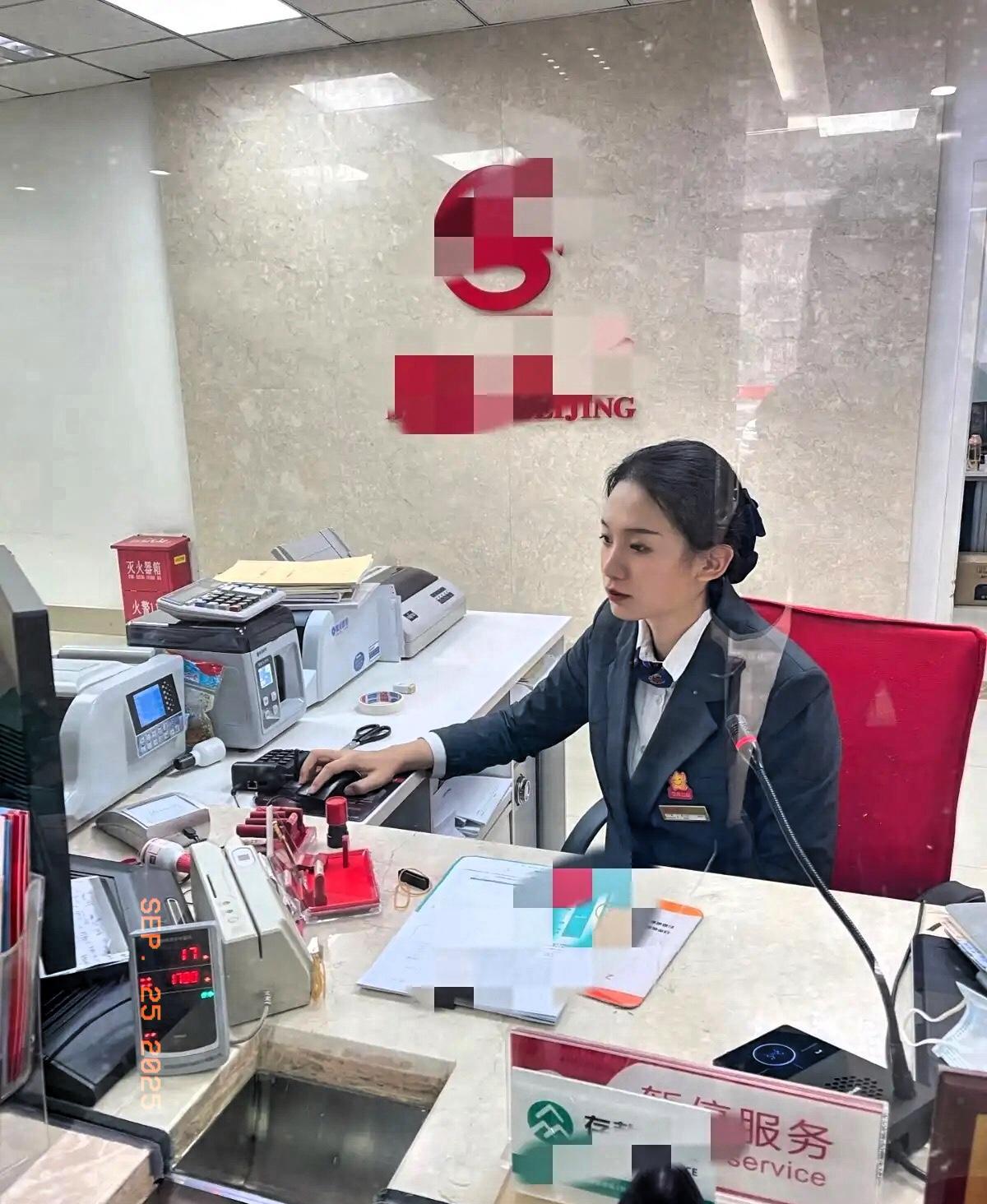 定存利率又降了，3年期才1.75%，银行柜员悄悄说：手里有20万以上的，别再傻傻
