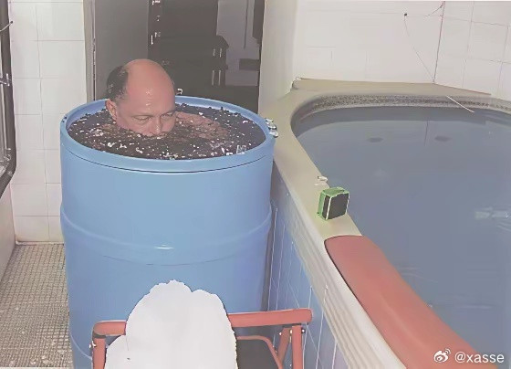 霍英东先生长期坚持冰水浴，以强身健体。
