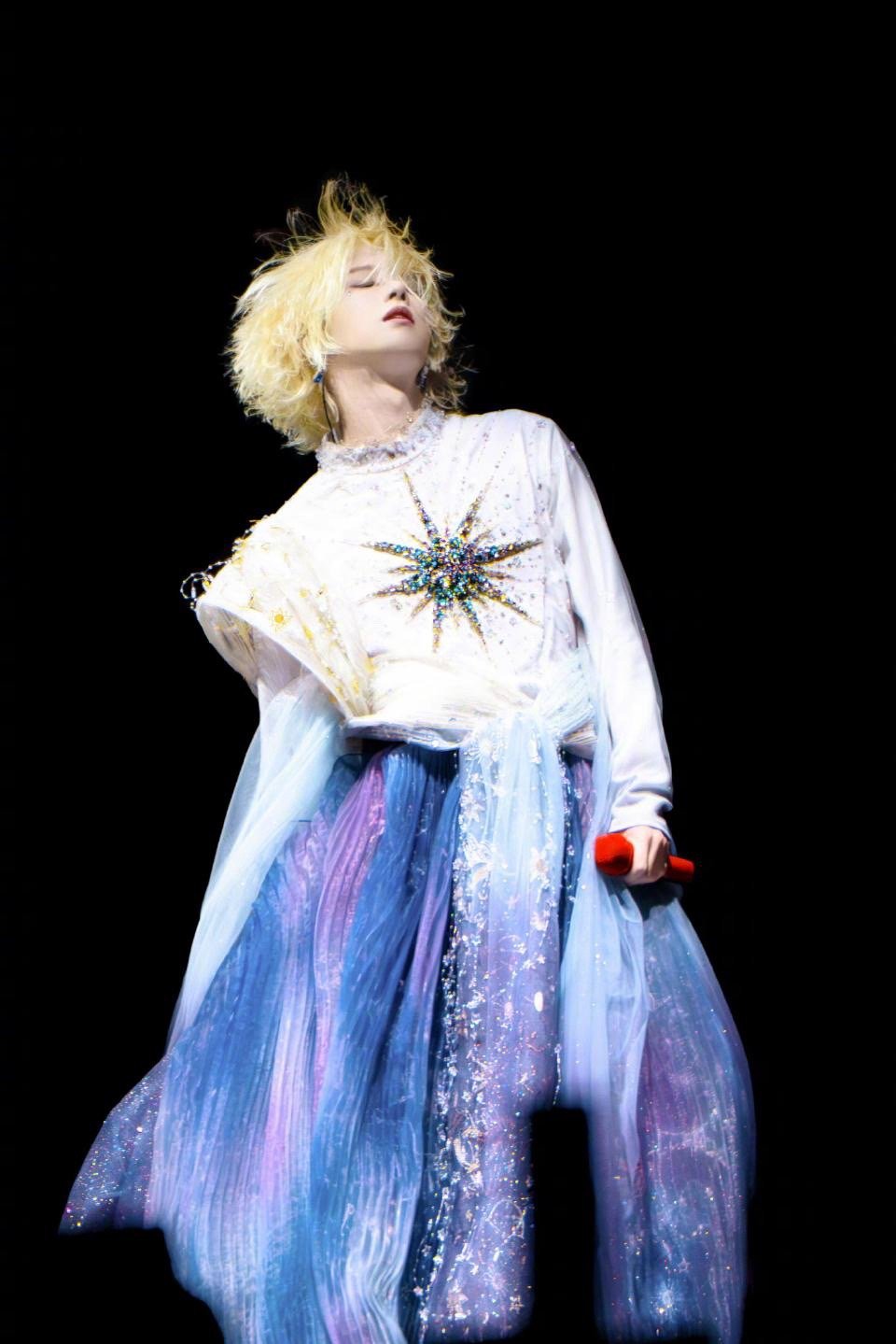 华晨宇穿搭有古早QQ秀那味了华晨宇这身是行走的QQ秀博物馆！每个元素都在诉说非