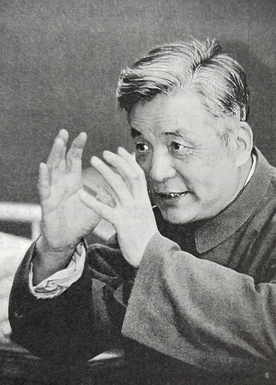 1986年3月，新华社记者顾迈南在301医院采访邓稼先的老照片。当时，邓稼先已确