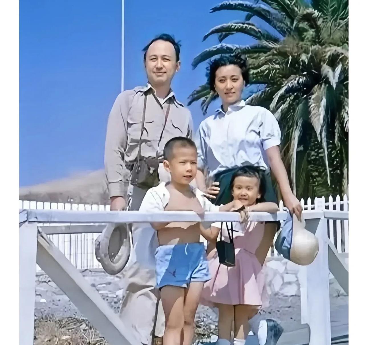 这才是他们一家四口真实的相貌，不是演员扮演的角色！这张珍贵的全家福拍摄于上世纪5