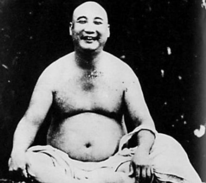 1954年，一名台湾和尚突发脑溢血死亡，但弟子没有把他的遗体火化，反而放到一个缸