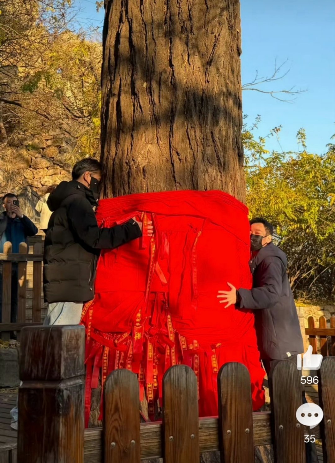 朱媛媛离世六月，辛柏青携女与好友现身祈福。眉眼间仍藏着32年相伴的思念，却已试着