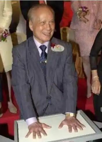 1964年，香港演员曹达华在澳门赌场输光了3亿家产，相当于现在1500亿。那时他