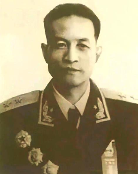 1930年冬，江西龙岗战斗结束。红军缴获了一台被砸坏的电台，由于没有通讯设备，部