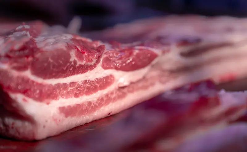 猪肉跌至“白菜价”却遇冷，低价内卷救不了猪肉市场谁能想到？猪肉都跌成“白菜价