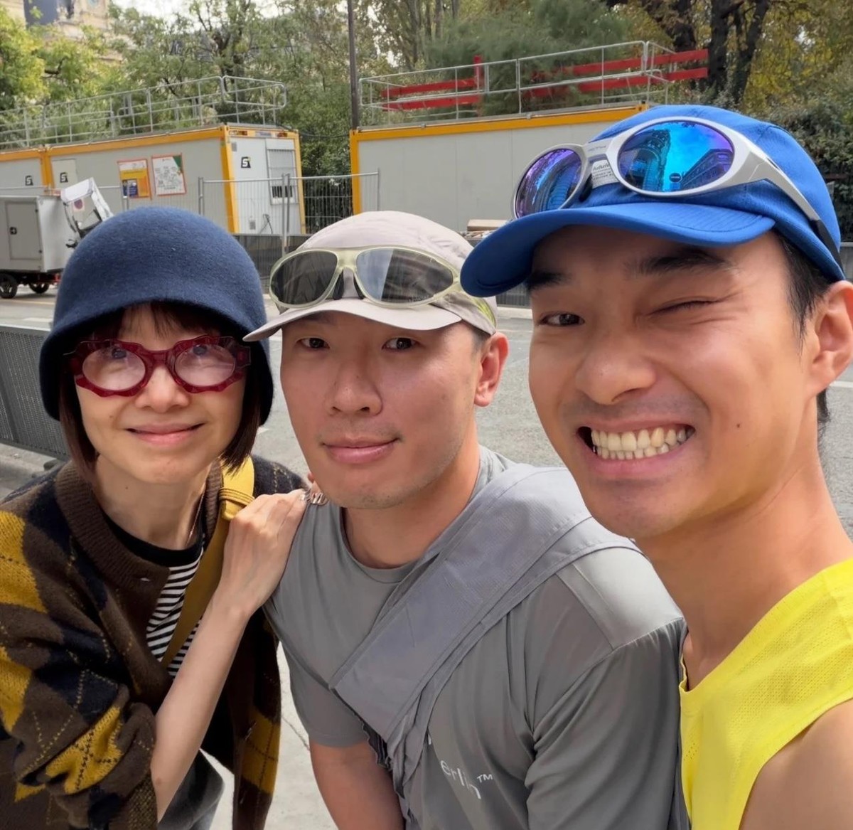 近日有网友在巴黎街头偶遇56岁的鲁豫。生图里的她一身黑色穿搭，戴着针织帽，双手插兜与友人漫步，有说有