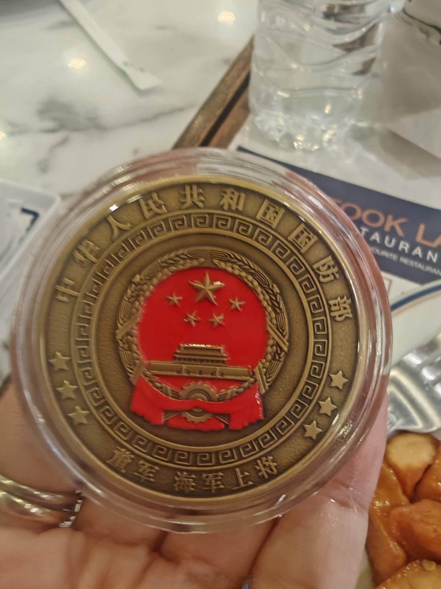 肌肉男暖心大爷送给餐厅老板娘的羡慕老太太怪不得老奶奶们都喜欢又壮又帅的