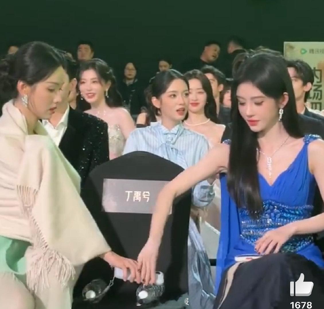 陈都灵鞠婧祎宋祖儿像交流情报哈哈哈哈哈，好可爱