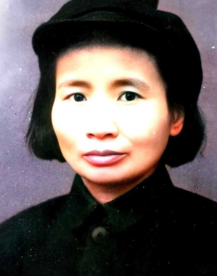 1933年，共产党员钱瑛不幸被捕，在被敌人押解的途中，她猛然想起丈夫生前赠予的怀