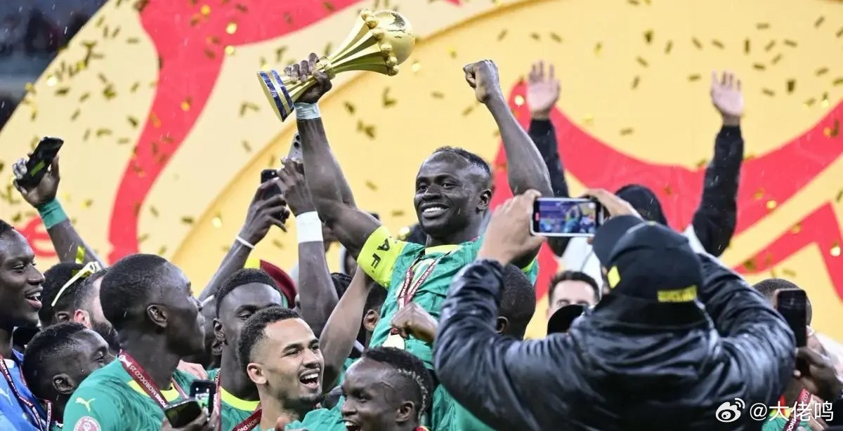 塞内加尔非洲杯冠军被剥夺真是荒谬至极，塞内加尔都捧杯两个多月了，现在来说剥夺，给