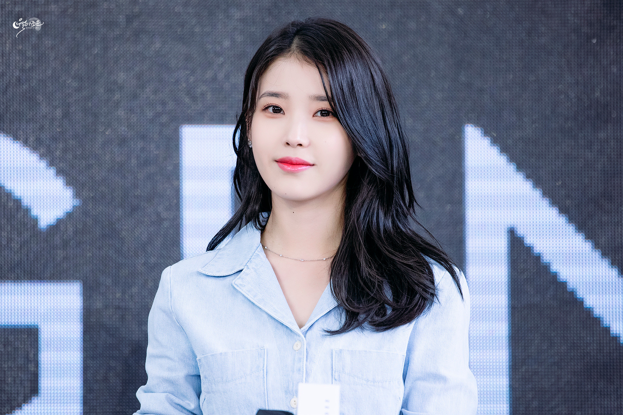 四年前的今天221008李知恩出席釜山国际电影节iu​​​​