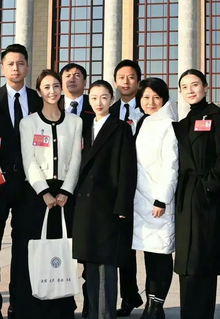 后排就认得出男演员王雷、邓超。前排有左边的佟丽娅、最右边的宋佳，一个比一个优雅，