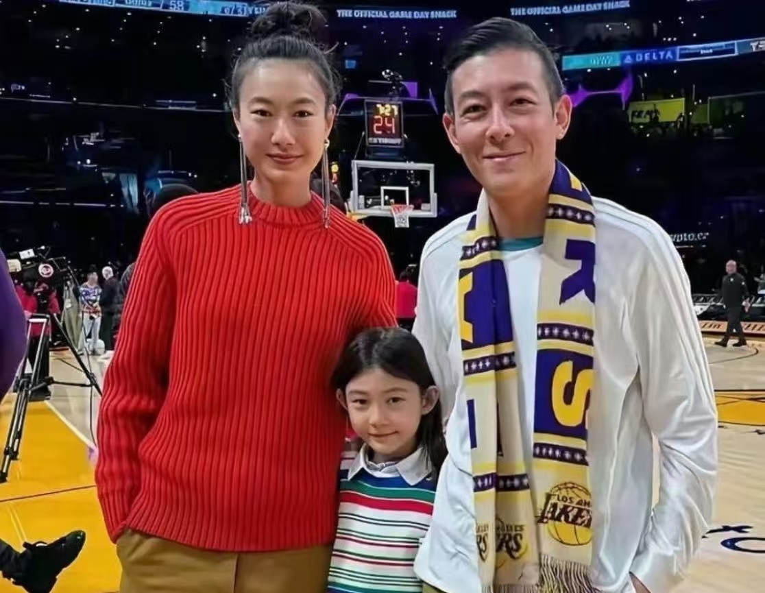 陈冠希一家三口，女儿也成亭亭玉立的的小姑娘的，遗传了爸妈的颜值真好看
