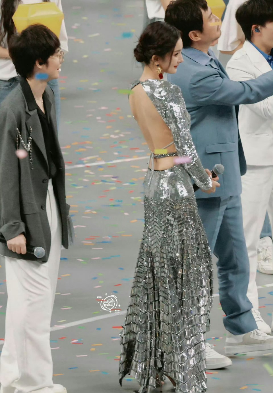 杨幂这个背​​好薄好美不拔罐可惜了​​​