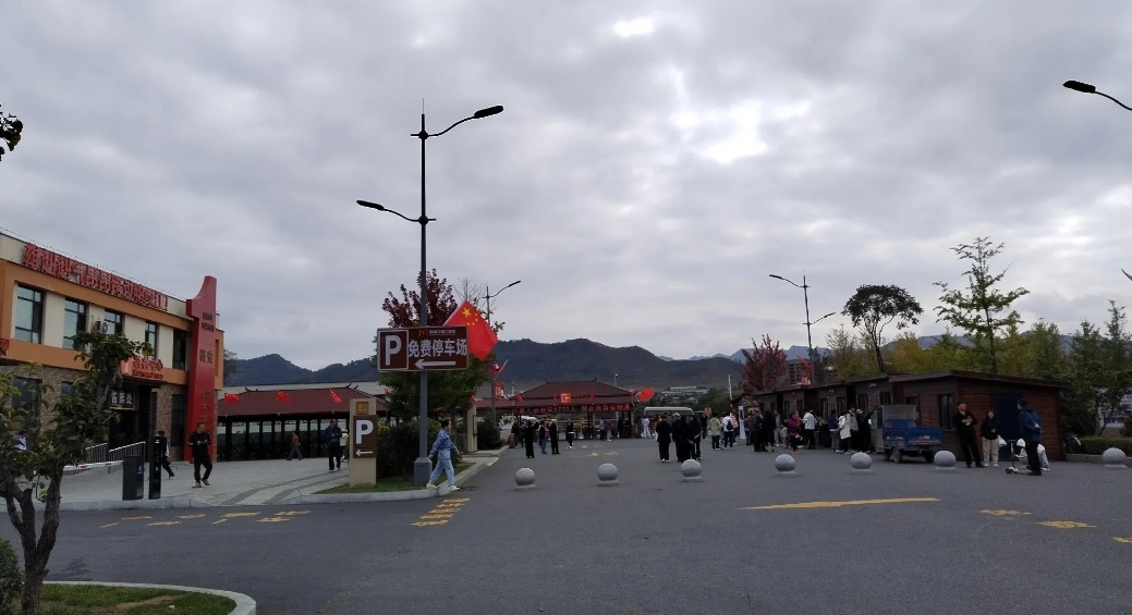 吉林集安，参观鸭绿江国门是收费的，六十，这个令我有些意外。多年以前，我曾在集安