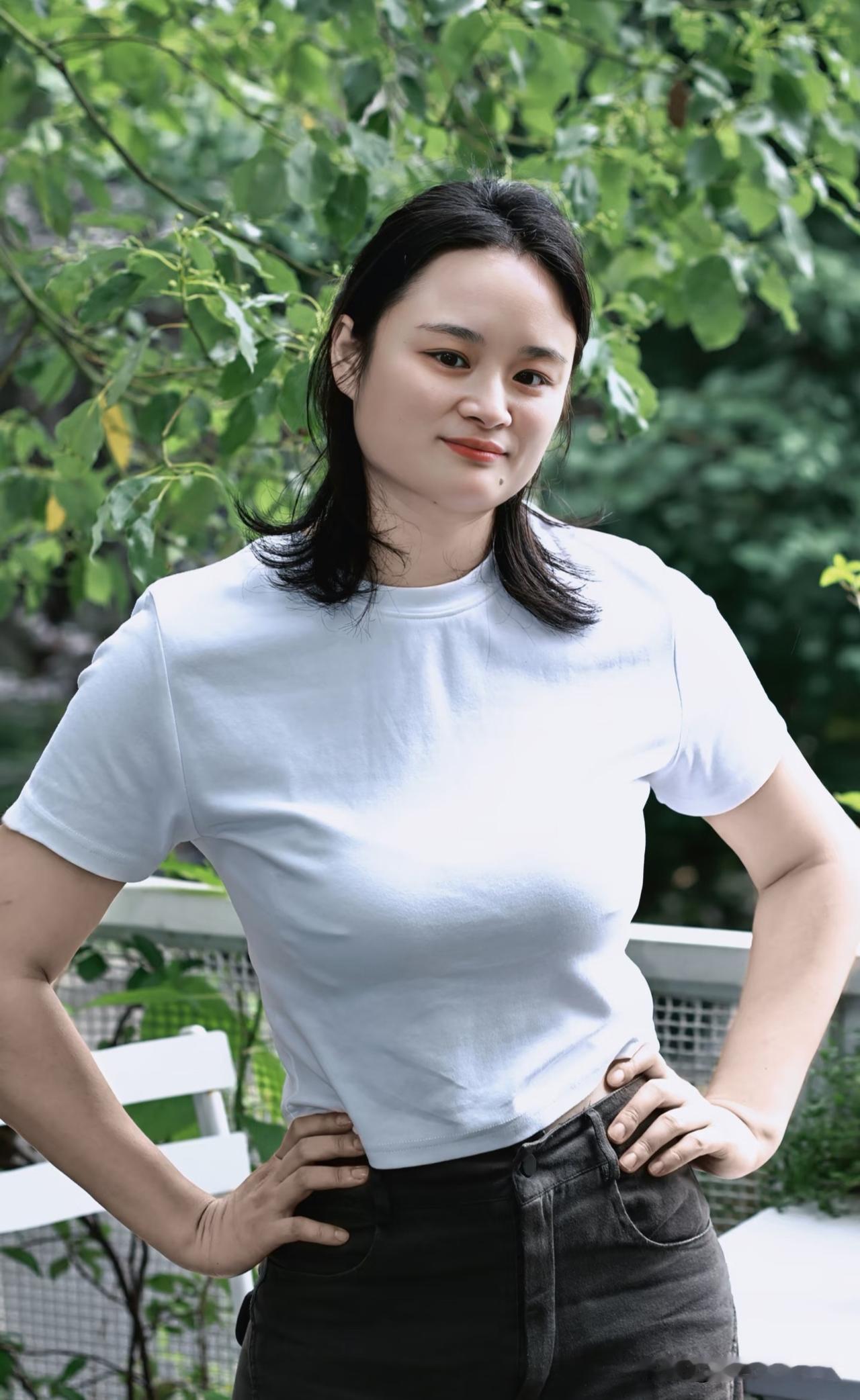 西江月·林间清致翠叶层层遮暑，素衣淡淡临风。从容一笑蕴温融，自有天然闲重