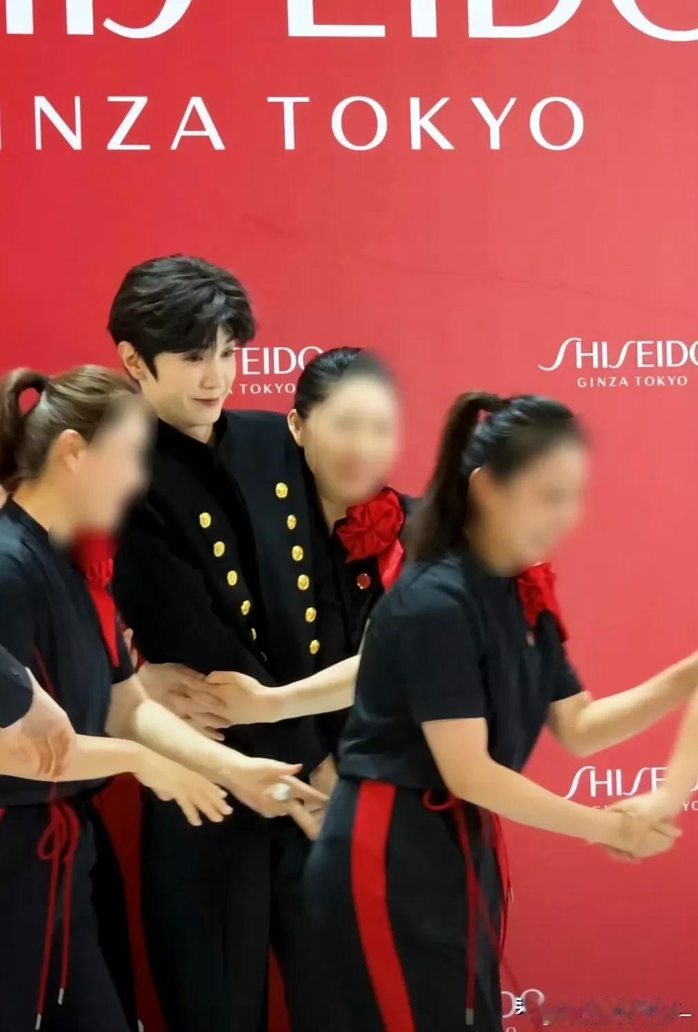 陈哲远活动现场被柜姐强抱，男孩子出门在外要保护好自己[捂脸哭]可能是太喜欢陈哲
