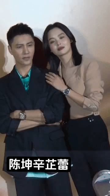 陈坤居然让辛芷蕾这么亲密的倚靠着他，扶着他的肩膀拍照，而倪妮拍一下他的肩膀都不行