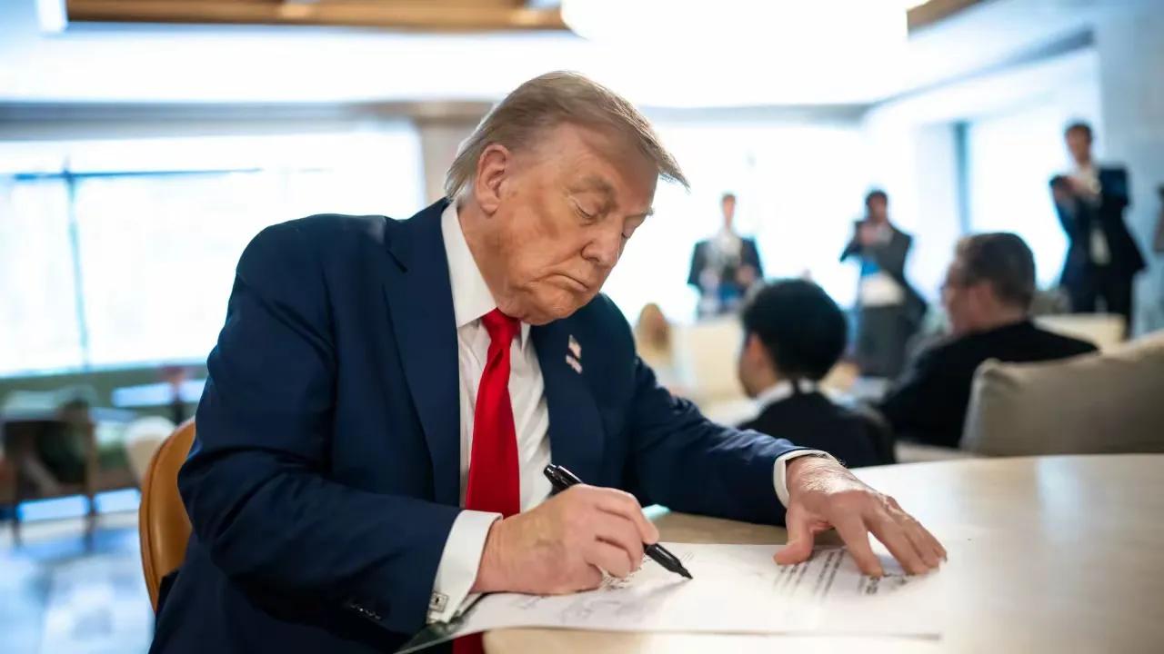 特朗普以危害国家安全为由下令中国企业120天内剥离美国科技公司。美国总统特朗