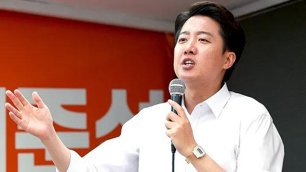 为了攻击政敌李在明，不惜对女性使用语言暴力的李俊锡一夜之间被举国声讨。道德标