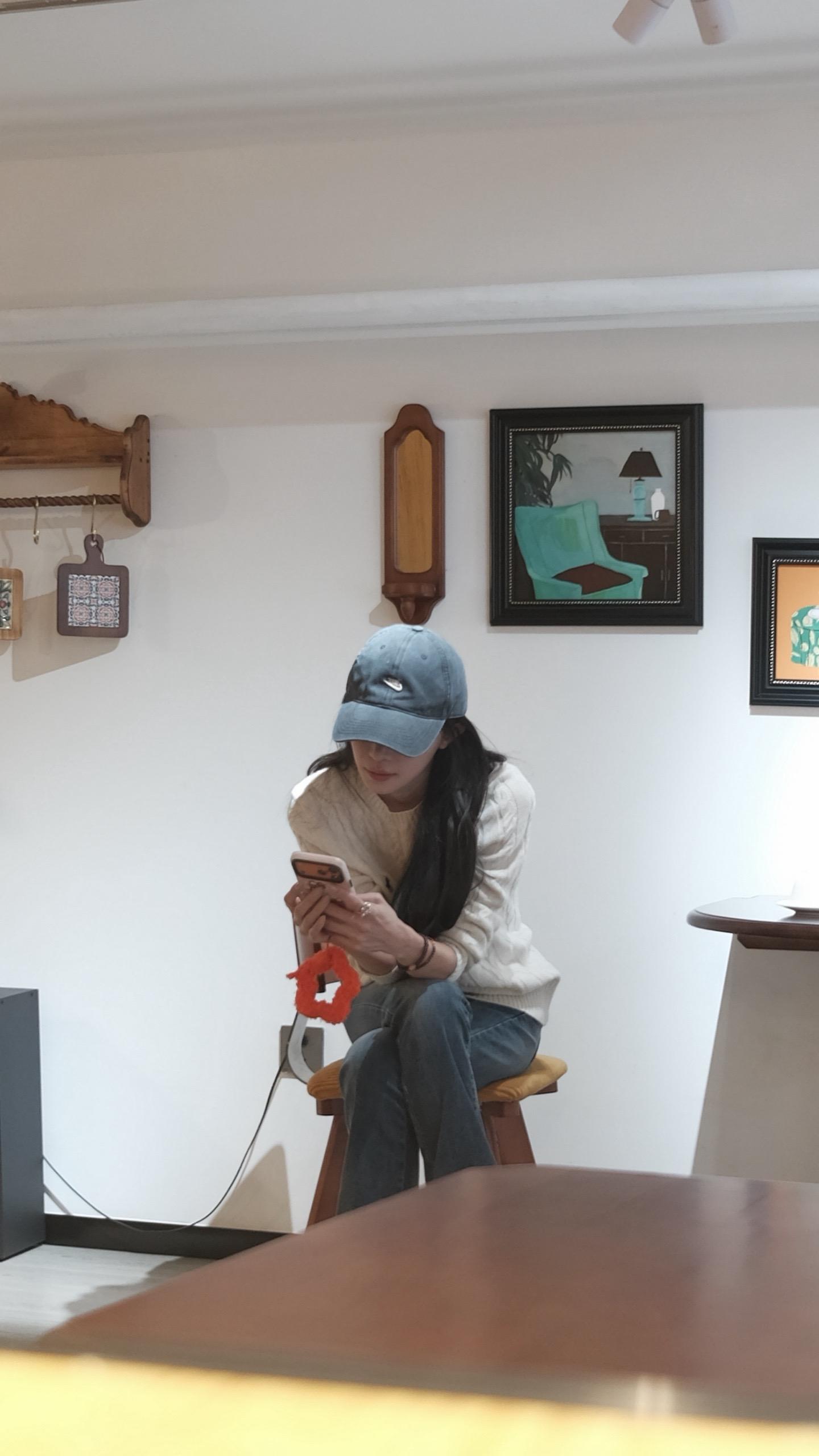 “有人引导爱恨 有人像伥鬼一样索取 而你始终眉眼弯弯的问我 今天开心么”