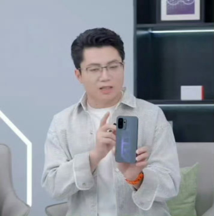 一加Ace6至尊版真机曝光，确定4月发布。主打165Hz电竞性能旗