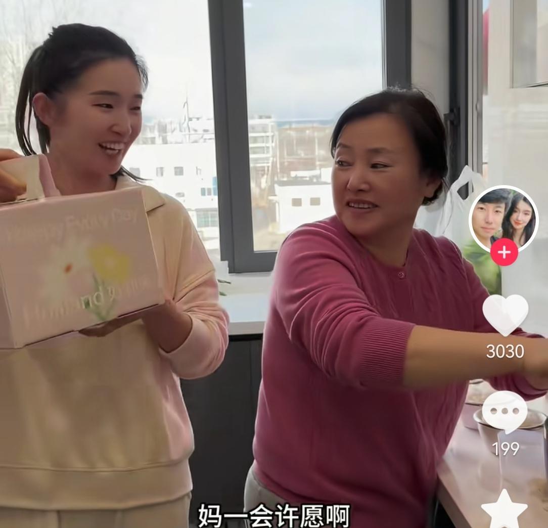 那老太太，60多岁了，一张脸就跟风干的橘子皮似的，眼袋都坠到腮帮子了。可每次