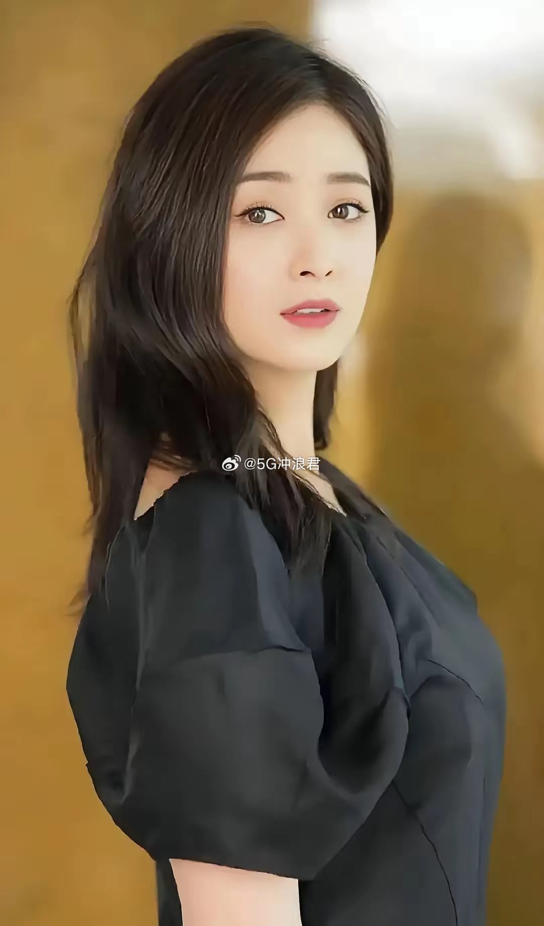 难怪蒋欣愿意给童谣做配，不是因为蒋欣的演技不够好，也不是因为人气不够高，而是因为