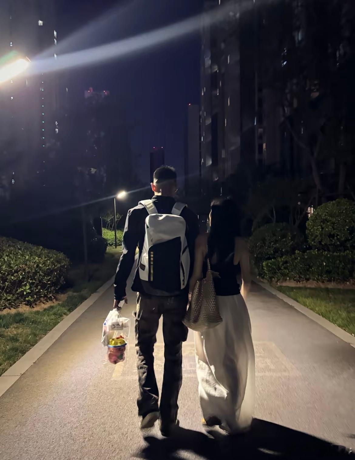幸福就是下班一起去挑喜欢吃的菜​​​