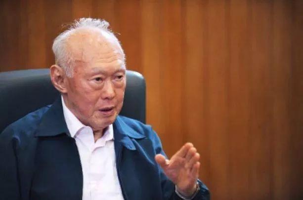 李光耀和他儿子，一起接过日本的勋章，这才是新加坡真正的血泪史。新加坡75%是