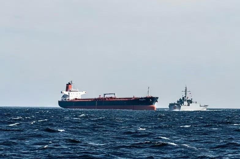 法国扣押俄罗斯油船有后续，在俄罗斯骂法国是海盗行径，并且派遣护卫舰去港口附近航行