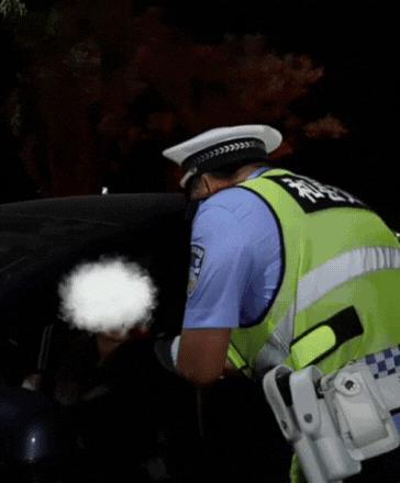 安徽马鞍山，女子吃荔枝后开车，被查酒驾！下班途中，一位女士顺手买了一袋新