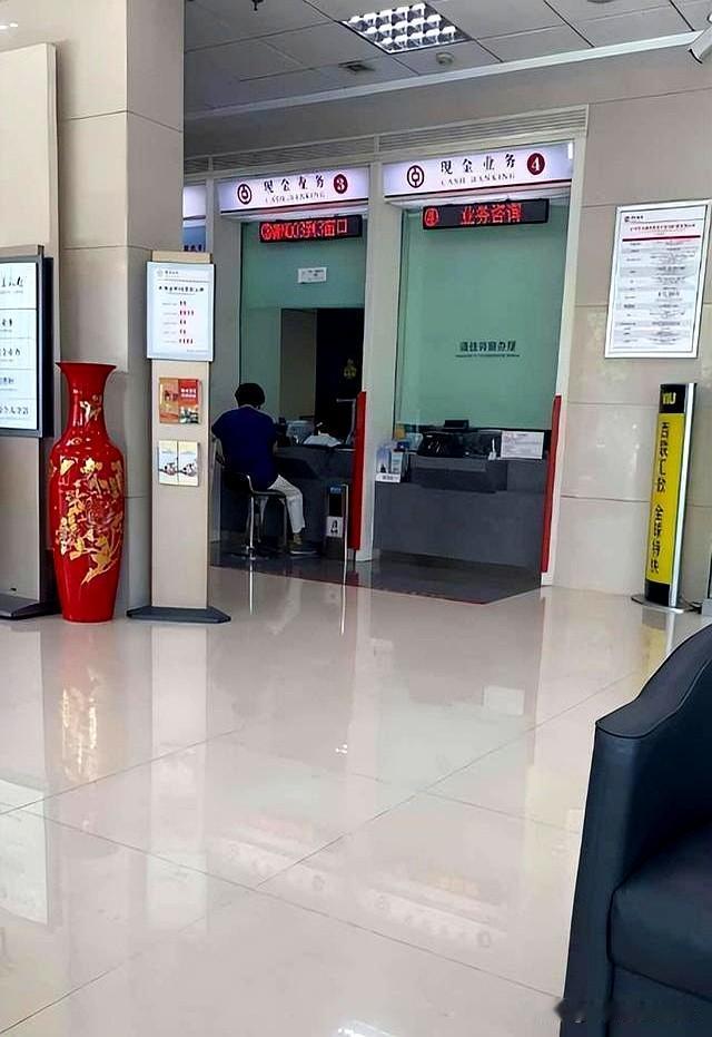 前天去银行挂失时，柜员先把声音压得很低，说那张卡最近在川西刷了好几笔，系统已经临